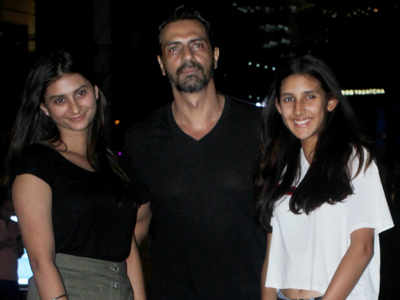 Daddy cool Arjun Rampal goes on dinner date with daughters Myra and Mahikaa
