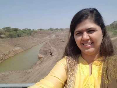 Maha minister draws flak over 'drought selfie'