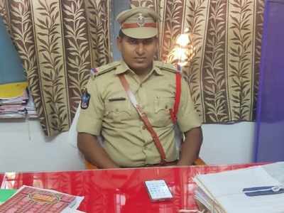 Daredevil Andhra cop holds on to liquor smugglers' car bonnet for two kilometers in a cinematic chase