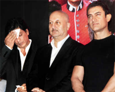 Aamir lets Shah Rukh enjoy the spotlight...