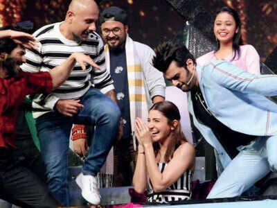 Indian Idol 10: Anushka Sharma out, Varun Dhawan in