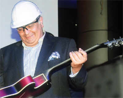 Rishi Kapoor's love for his  guitar