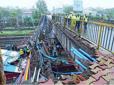 CA injured in Andheri bridge collapse dies