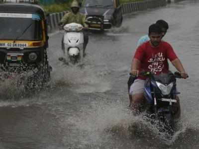 Heavy rains lash Mumbai; disrupt rail, road traffic