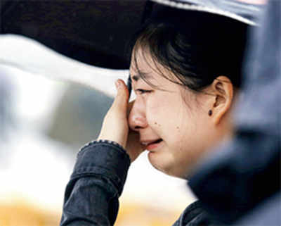 China ship disaster: Hopes fade for 400 missing passengers