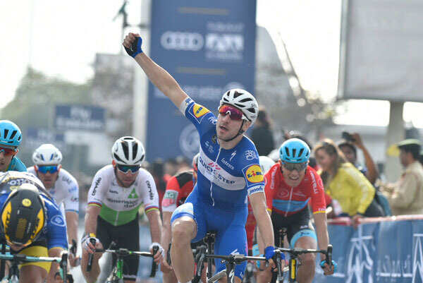 Dubai Tour 2018: Elia Viviani survives Dylan Groenewegen scare to win second stage