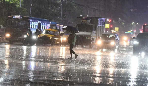 50kmph thunderstorm, showers lash Kolkata, pull down mercury