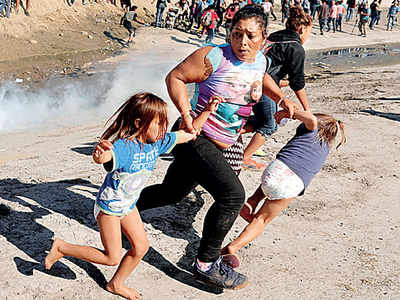 US shuts border, fires tear gas at migrants