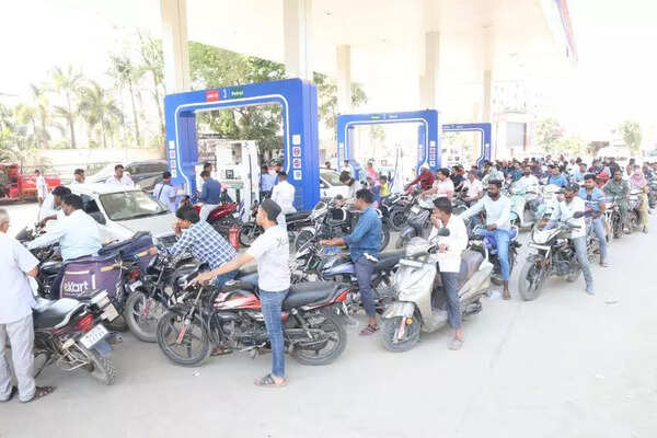 Panic buying dries up fuel stations in Chhatrapati Sambhajinagar and marathwada supplies to normalise in next 24 hours