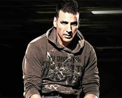 Akshay to fly first, will wear bling later