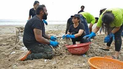 Chinu Kwatra joins hands with actress Divya Dutta to clean Juhu beach, says Mumbai still not a 'plastic free' city