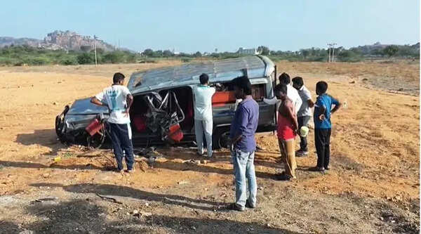 One dead, 7 injured as vehicle overturns