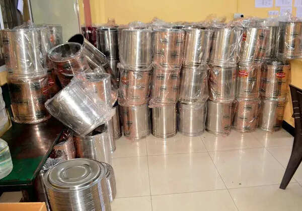 Flying squad seizes utensils meant for distribution to voters in Coimbatore