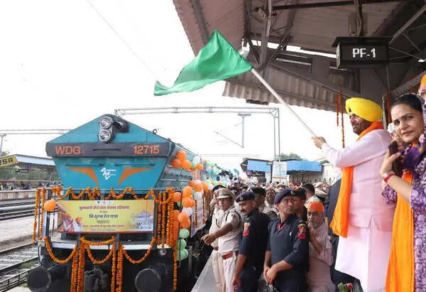 Saini flags off special train from Sirsa to Nanded