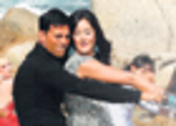 <i>Paisa phenk, tamasha dekh</i>