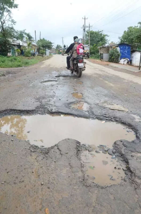Pothole-ridden road claims life in Haveri after heavy rain