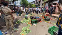 Mumbai: Civic squad raids Vasai market for overcrowding, hawkers dump vegetables on street 