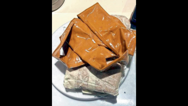 Parents use 2 kids as cover to smuggle gold