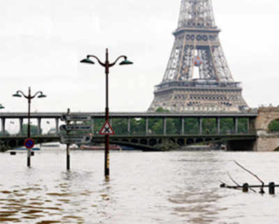 Flood alert in Paris as swollen Seine reaches highest level in 30 yrs