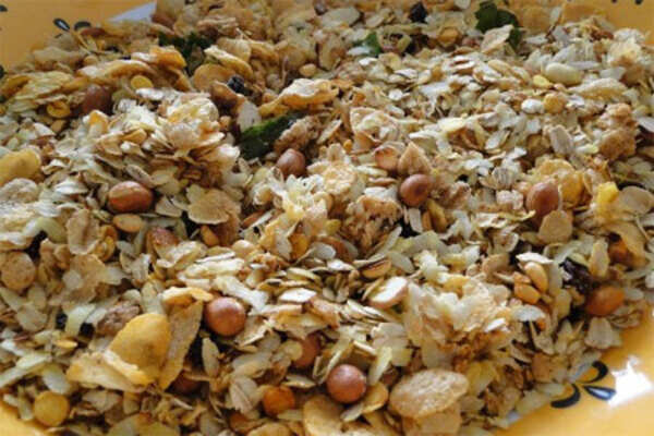 Healthy snack recipe: Oats and poha chivda