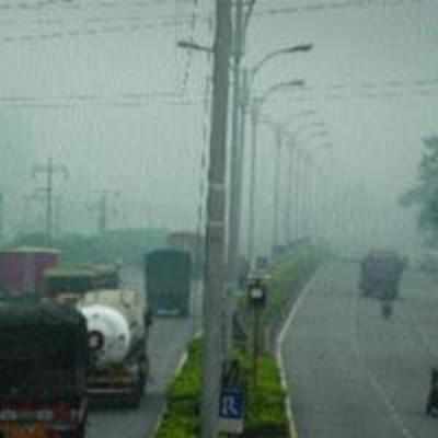 Fog envelopes thane-belapur road