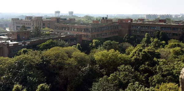 21 guards suspended for failing to stop protesters at JNU