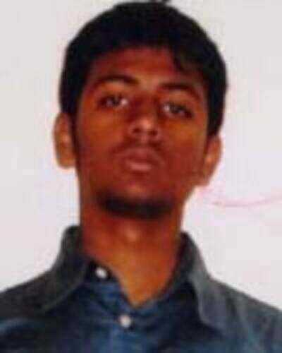 '˜VIP son' conman on the run