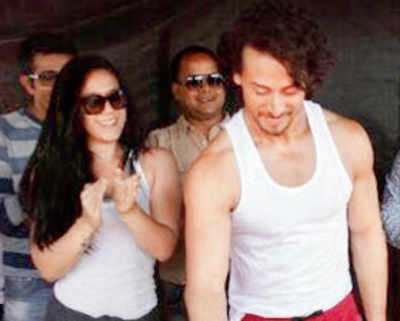 400 fans gather to celebrate Tiger Shroff's birthday on the sets of Munna Michael