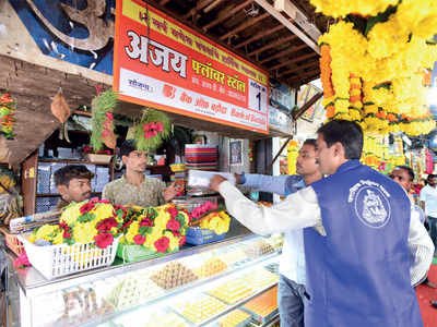 State Environment Minister Ramdas Kadam pays surprise visit, fines Siddhivinayak temple vendors for plastic use