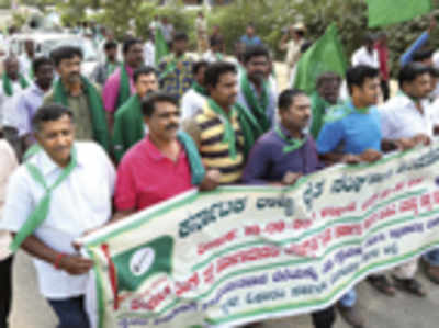 Farmers protest on ITPB; techies support cause