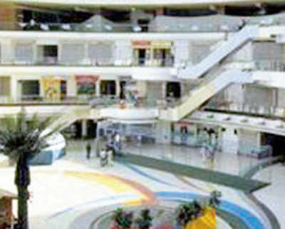 Spurned youth jumps off mall’s top floor, leaves shoppers aghast
