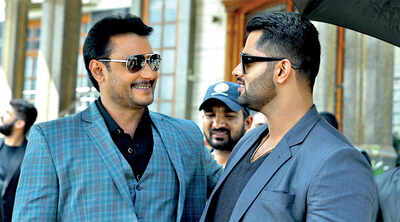 Yajamana pays Amar a visit