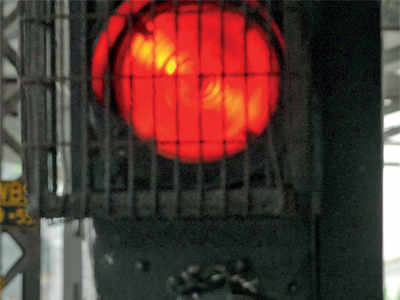 4 CR pilots suspended for jumping red signals