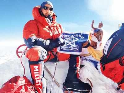 On Everest top, Maharashtra cop holds Tricolour