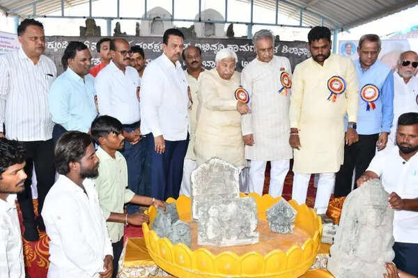Lakkundi will be made a leading archaeological centre: Tourism minister HK Patil