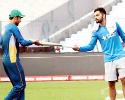 Kohli gifts bat to Pak pacer Amir