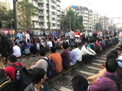 Mumbai rail roko LIVE updates: Agitators have called off their protest and further discussions will be held, says Railway Minister Piyush Goyal