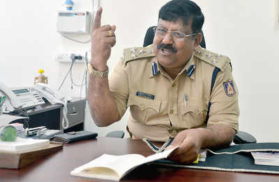 Poet in khakhi inspires cops to take up the pen