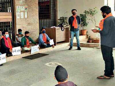 Students lock IITE VC, teachers inside campus Students lock IITE VC, teachers inside campus