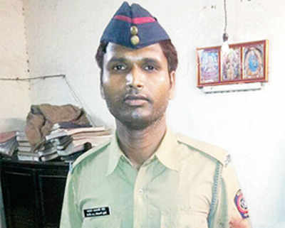Mumbai rushes to congratulate cop who saved accident victim