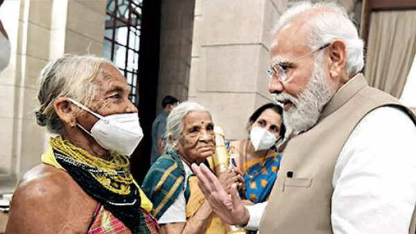 Tulasi Gouda receives Padma award in traditional dress, barefoot; picture wins hearts