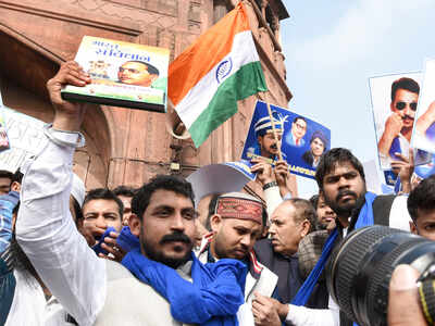 A second wave of blue at Jama Masjid