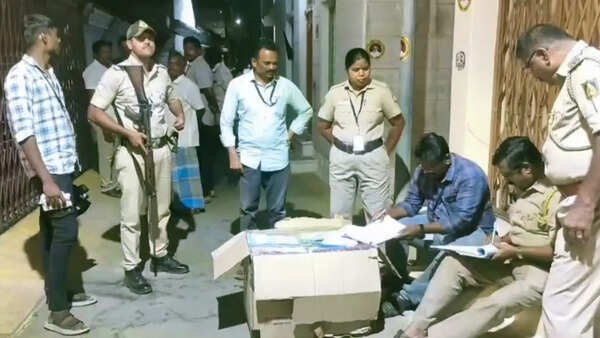 Election flying squad seizes 100 saris in Tiruchengode; DMK functionary booked