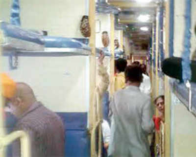 Bugged by bedbugs, passengers hold up train