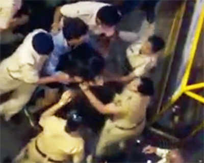 Woman thrashed by cops at Lalbaugcha Raja gates, incident’s video goes viral