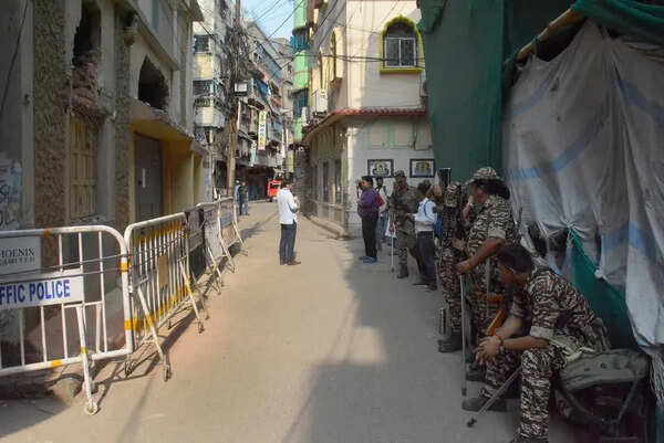 In Tiljala, Friday namaz after 6-hour stand-off with payloader