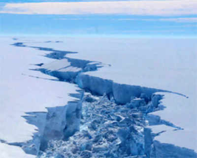 Strong winds behind Antarctic ice shelves breaking off