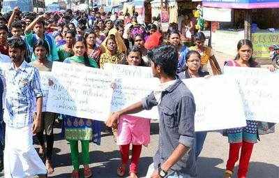 Kottayam: Students protest against Kalyan Silk