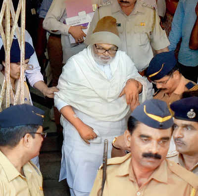 State’s most popular prisoner: Chhagan Bhujbal draws VIPs