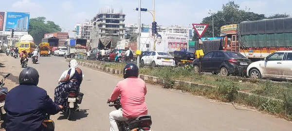MLA meets dist admin officials to ease traffic at Sinnar Phata